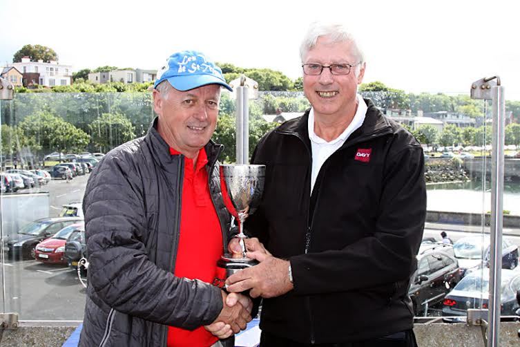 'Aura's' Ian Malcolm with the trophy for the 17's Scratch Prize