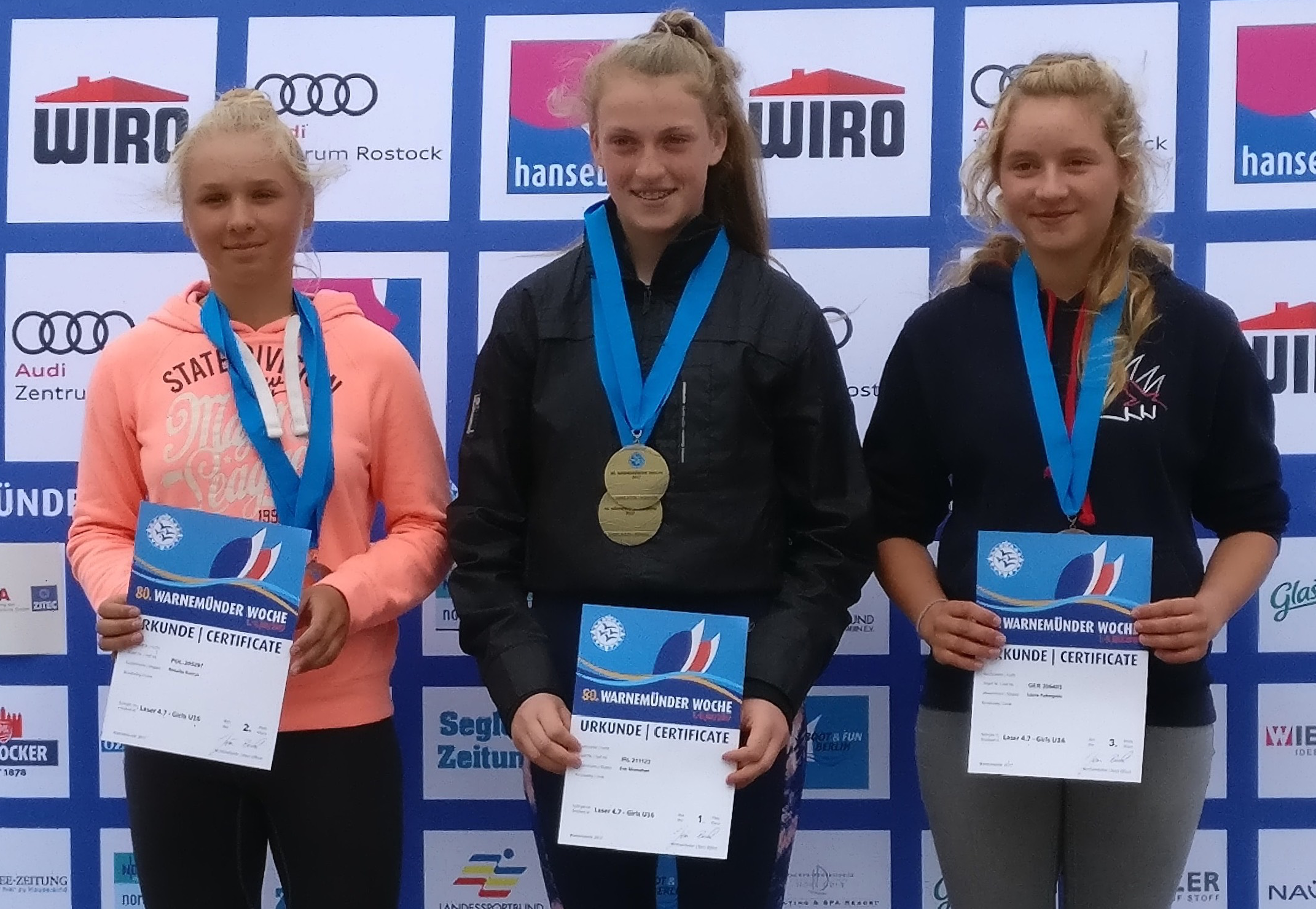 Eve McMahon (centre) with her 2 gold medals