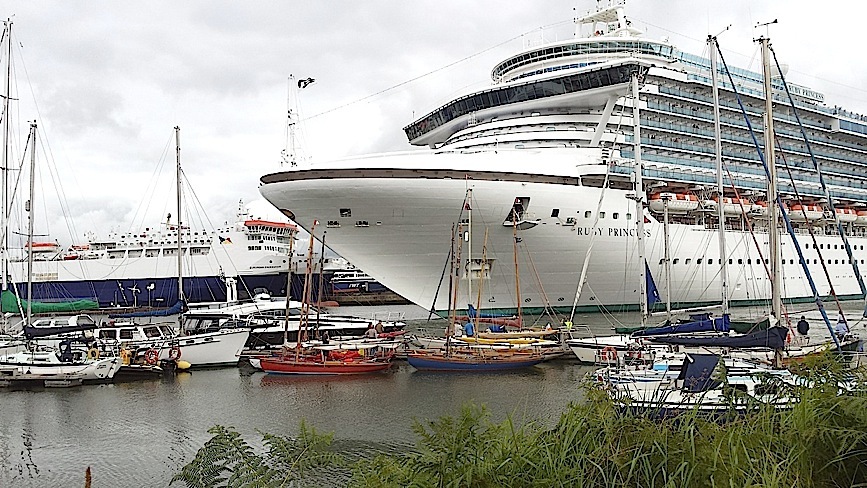 The Seventeens backdropped by the 113,000 tonne 'Ruby Princess' (Photo Cillian Macken)